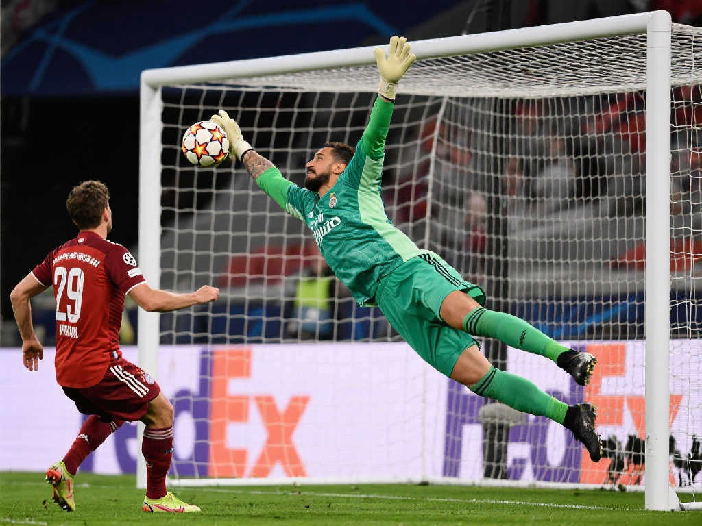 近距离+诡异角度，多纳鲁马神级扑救化解危机，球迷惊叹：比索默还夸张